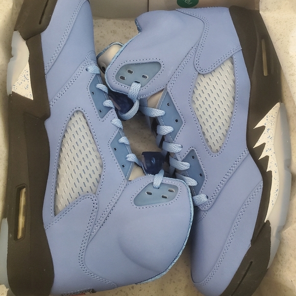 Size 12 - Jordan 5 University Blue. Deadstock DV1310-401
